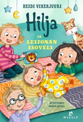 Hilja ja leijonan isoveli -kirjan kannessa Hilja, Taimi ja Martti-serkku ovat kokoontuneet lattialla köllöttelevän Uljas-vauvan ympärille.