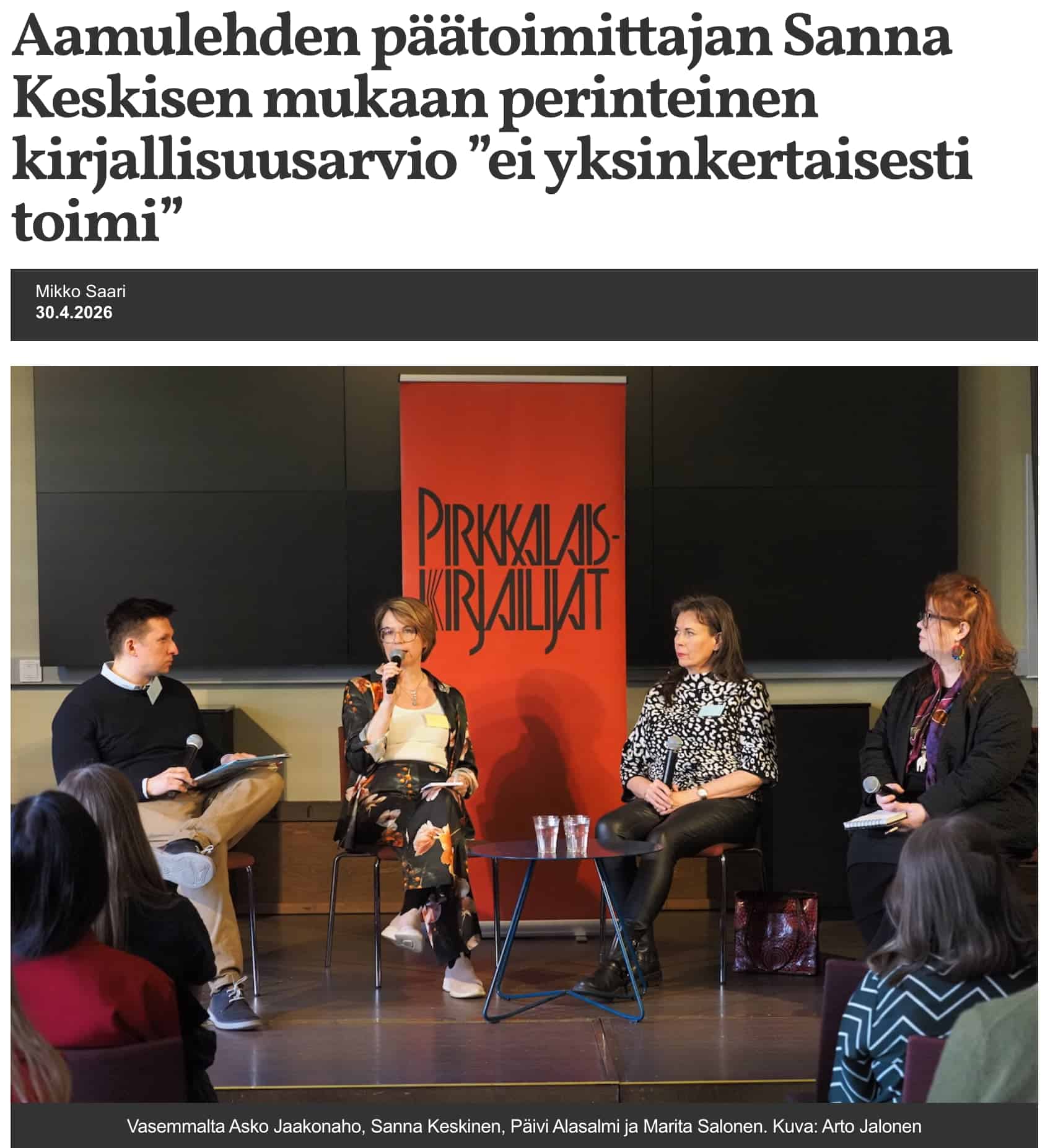 Kuvakaappaus Kulttuuritoimituksen jutun otsakkeesta. Jutun otsikkona on "Aamulehden päätoimittajan Sanna Keskisen mukaan perinteinen kirjallisuusarvio ”ei yksinkertaisesti toimi”", kuvassa panelisteja (Asko Jaakonaho, Sanna Keskinen, Päivi Alasalmi ja Marita Salonen).