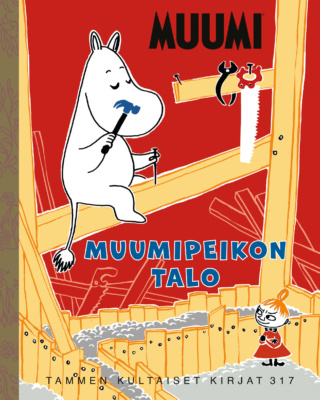Muumipeikon talo -kirjan kannessa on piirros Muumipeikosta istumassa rakentuvan talon laudalla hakkaamassa naulaa lautaan. Pikku Myy katselee alhaalta.