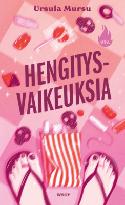 Hengitysvaikeuksia-kirjan pinkissä kannessa on piirros varvassandaaleissa olevista jaloista ja lattialle pudonneesta karkkipussista, josta on levinnyt karkkeja ympäriinsä. Lattialla on myös tamponi. Kuva on sumea.