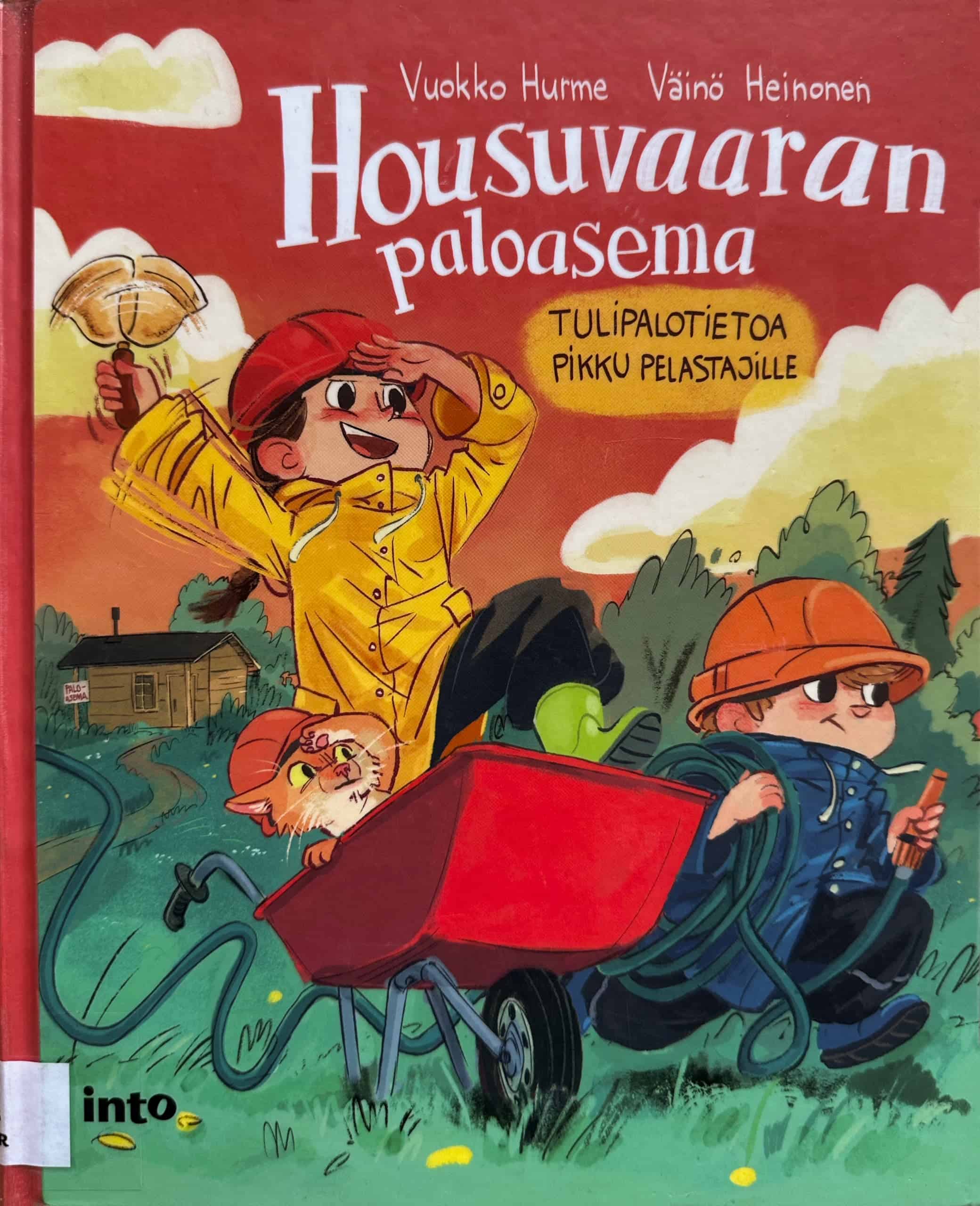 Housuvaaran paloasema -kirjan kannessa keltaiseen sadetakkiin pukeutunut tyttö seisoo punaisissa kottikärryissä kissan kanssa ja heiluttaa soittokelloa. Vieressä pikkuveli kantaa puutarhaletkua. Lapsilla ja kissalla on päässään kypärät.