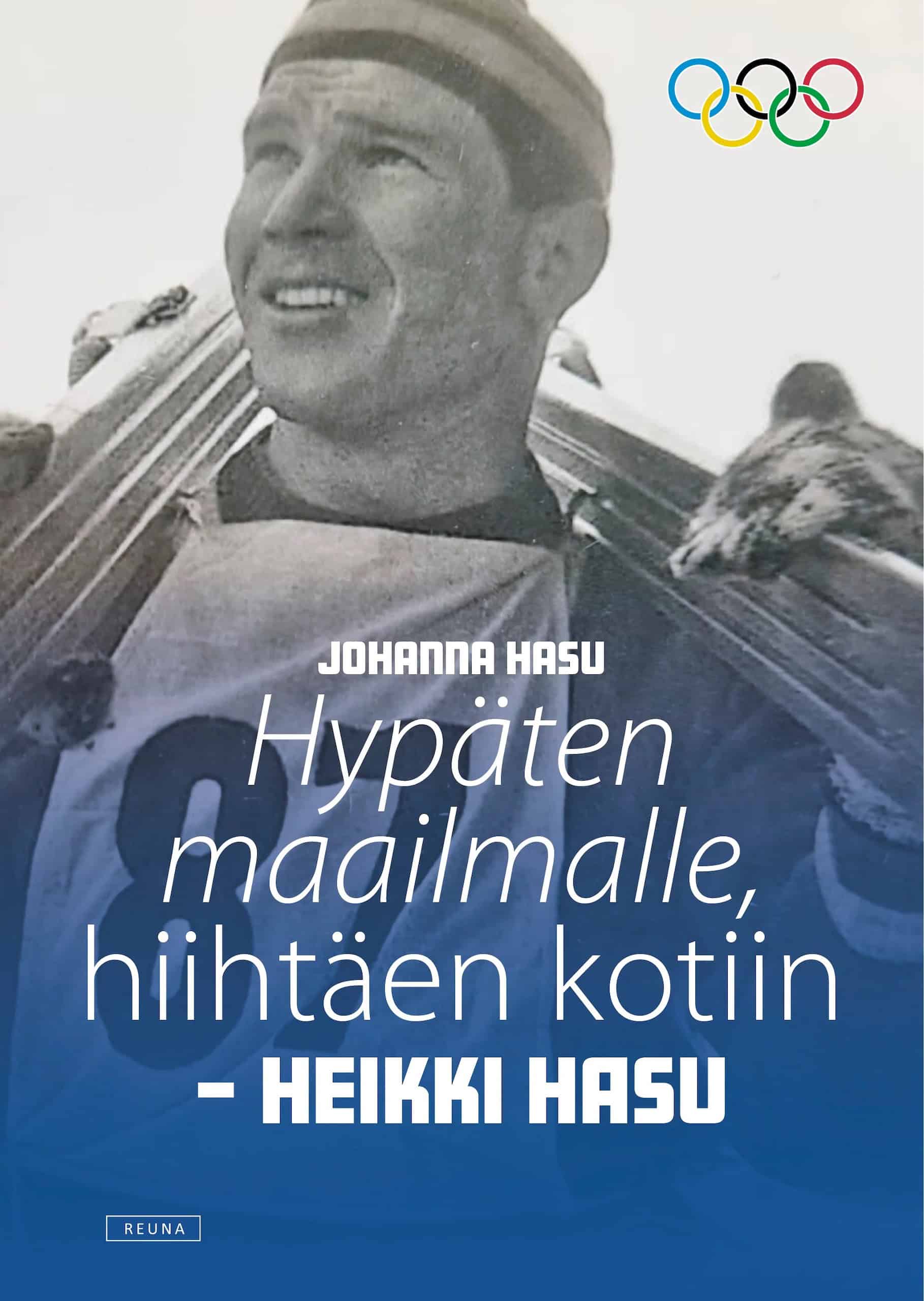 Hypäten maailmalle, hiihtäen kotiin -kirjan kannessa on mustavalkoinen valokuva suksia pitelevästä nuoresta Heikki Hasusta.