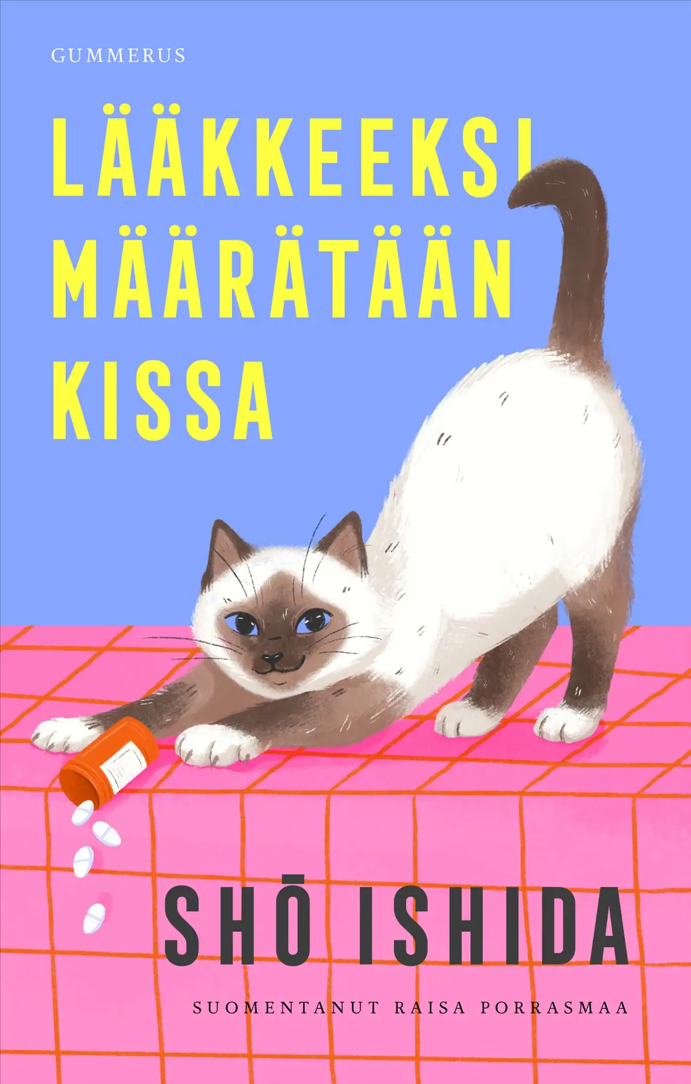 Ruskea-valkoinen sinisilmäinen kissa venyttelee häntä pystyssä. Se on kaatanut pilleripurkin.