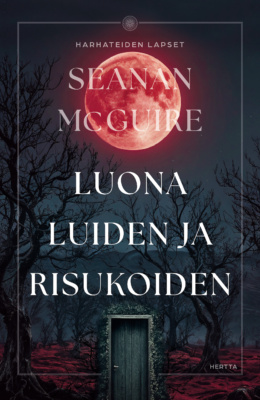 Luona luiden ja risukoiden -kirjan kannessa on verenpunainen kuu, jonka alla on punertavaa maata ja lehdettömiä käppyräisiä puita pimeässä. Keskellä on ovi.