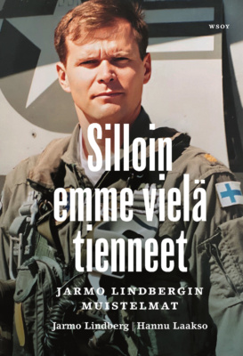 Silloin emme vielä tienneet -kirjan kannessa on valokuva Jarmo Lindbergistä hävittäjälentäjän varusteissa.