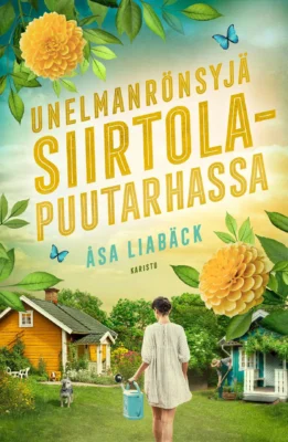 Valkoiseen mekkoon pukeutunut nainen kantaa kastelukannua keltaista siirtolapuutarhamökkiä kohti.