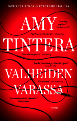 Valheiden varassa -kirjan kansi on punainen ja siinä on mustat vinjetit nurkissa. Kirjailijan ja kirjan nimet ovat isoin valkoisin kirjaimin. Punaisen alueen poikki kiemurtelee moneen kertaan musta audiopiuha.