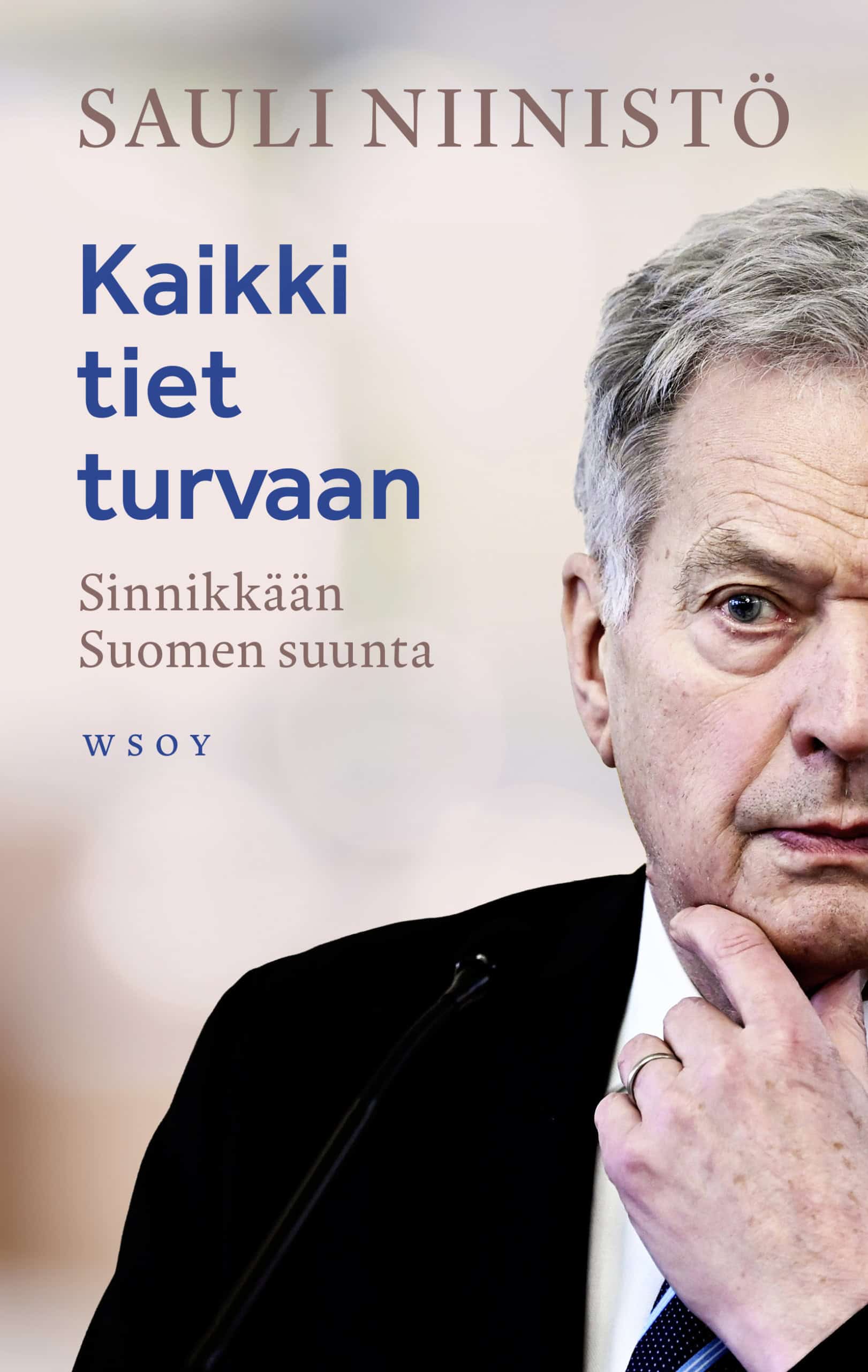 Kaikki tiet turvaan -kirjan kannessa on valokuva Sauli Niinistöstä.