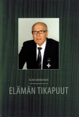Elämän tikapuut -kirjan kannessa on valokuva Olavi Kärkkäisestä tummassa puvussa, kunniamerkki rintapielessä.