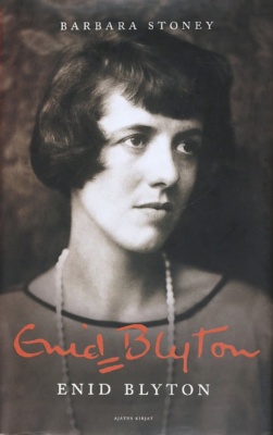 Enid Blyton -kirjan kannessa on mustavalkoinen valokuva nuoresta Enid Blytonista.