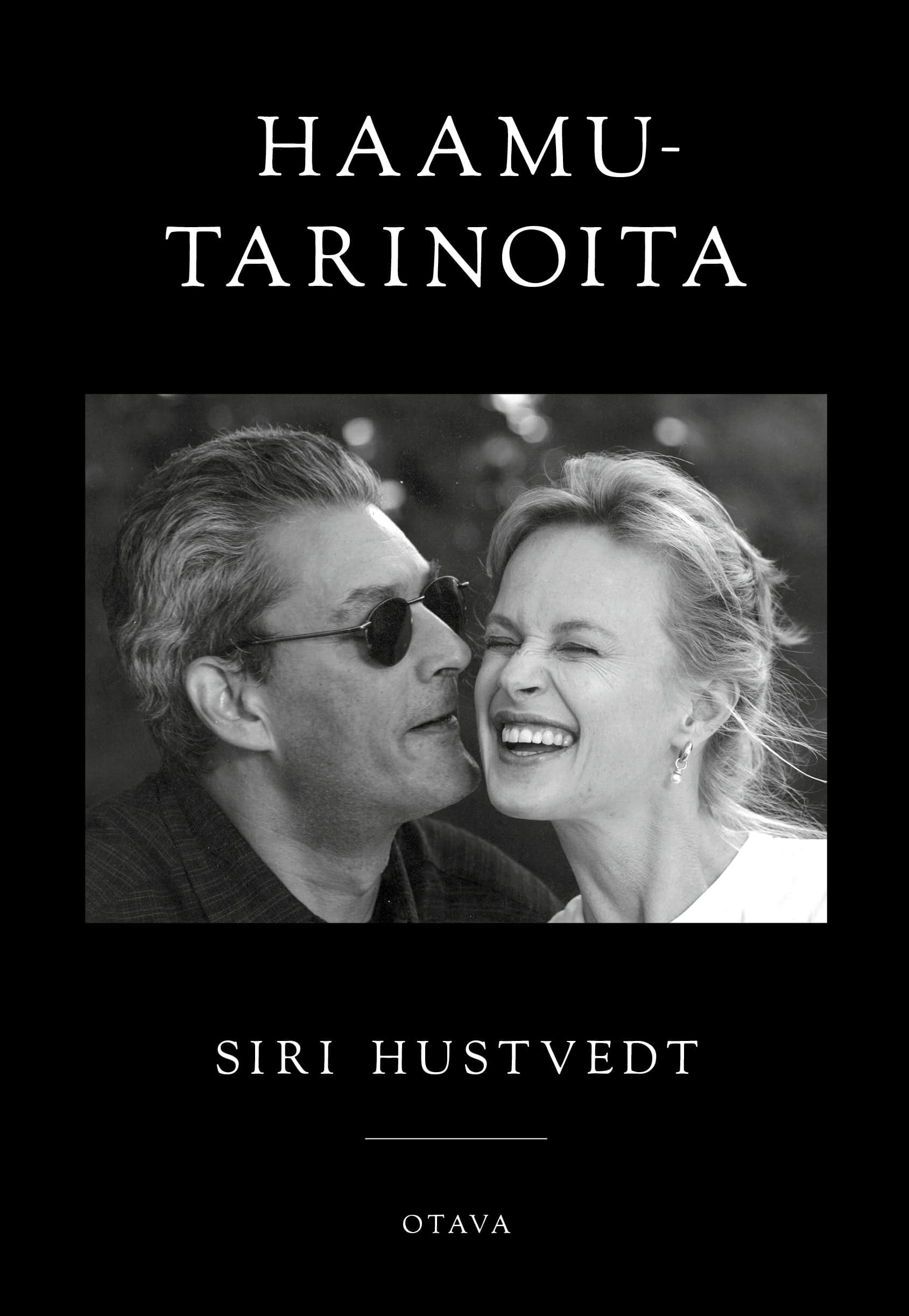 Haamutarinoita-kirjan kannessa on mustavalkoinen valokuva Paul Austerista ja Siri Hustvedtista.