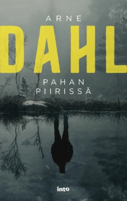 Pahan piirissä -kirjan kannessa on mustavalkoinen kuva lammesta, johon heijastuu lammen rannalla kasvavia puuntaimia ja myös ihmishahmo, jota ei näy seisomassa lammen rannalla.