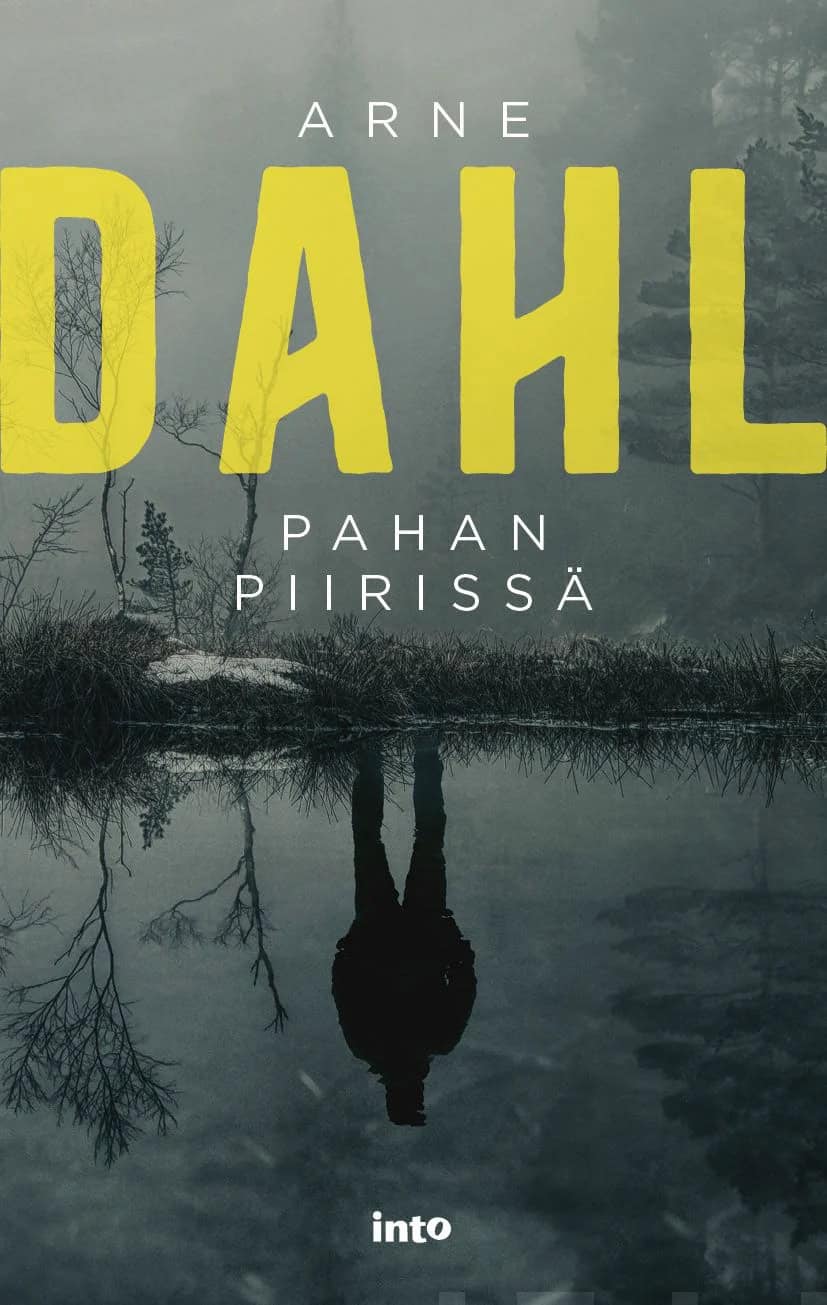 Pahan piirissä -kirjan kannessa on mustavalkoinen kuva lammesta, johon heijastuu lammen rannalla kasvavia puuntaimia ja myös ihmishahmo, jota ei näy seisomassa lammen rannalla.