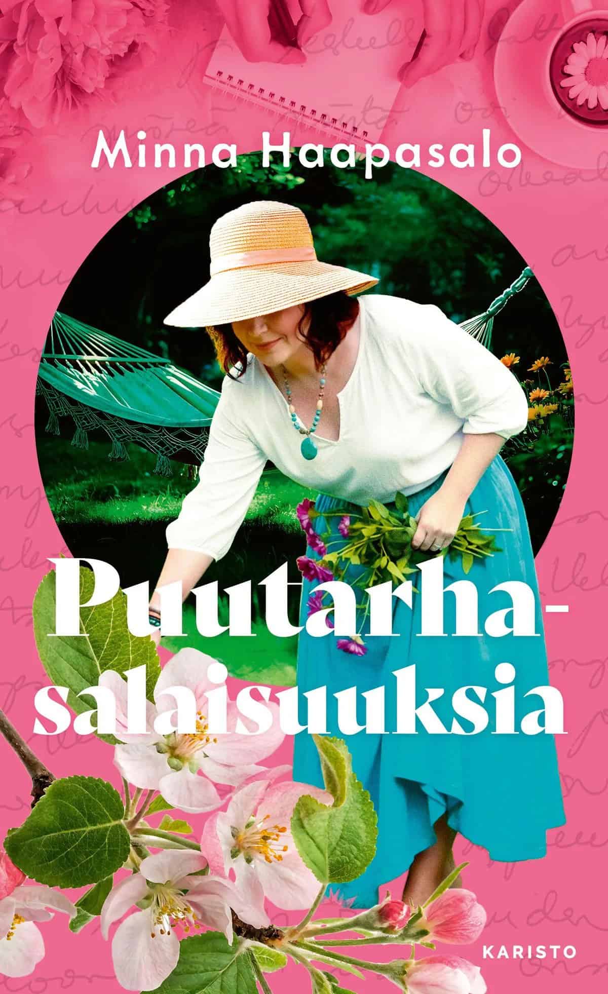Nainen poimii kukkia. Hän on pukeutunut olkihattuun, valkoiseen puseroon, turkoosiin hameeseen ja kaulakoruun.