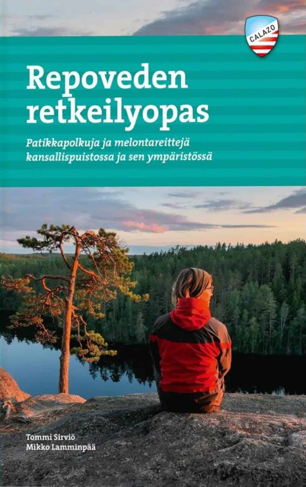 Repoveden retkeilyoppaan kannessa on valokuva naisesta istumassa kalliolla taustallaan pieni järvi ja metsää.