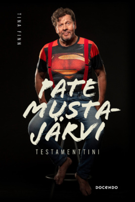 Testamenttini-kirjan kannessa on mustalla taustalla valokuva Pate Mustajärvestä istumassa tuolissa Teräsmies-paita päällään.