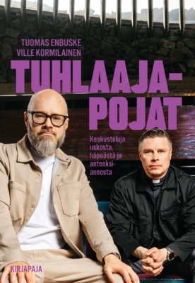 Tuhlaajapojat-kirjan kannessa on valokuva Tuomas Enbuskesta ja papinpukuisesta Ville Kormilaisesta istumassa Temppeliaukion kirkossa.