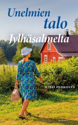 Unelmien talo Jylhäsalmelta -kirjan kannessa siniseen kukkamekkoon pukeutunut nainen kävelee kesäisessä puutarhassa kohti punaista puutaloa.