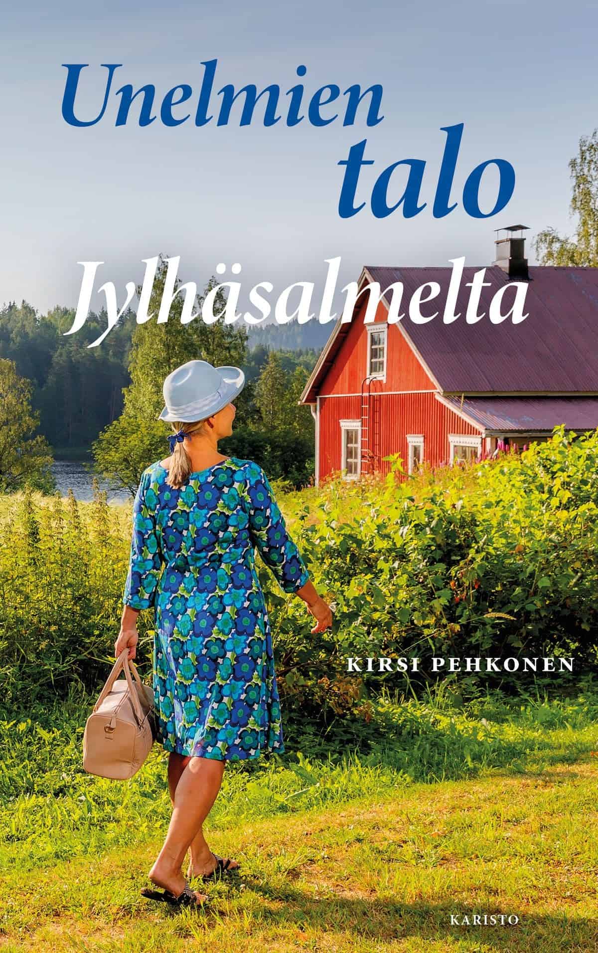 Unelmien talo Jylhäsalmelta -kirjan kannessa siniseen kukkamekkoon pukeutunut nainen kävelee kesäisessä puutarhassa kohti punaista puutaloa.