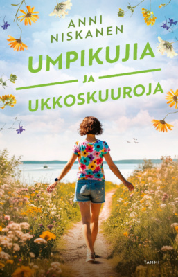 Kukkapaitaan ja farkkusortseihin pukeutunut nainen kulkee rantapolkua selin katsojaan. Molemmin puolin kasvaa niittykukkia, edessä näkyy vesistö.