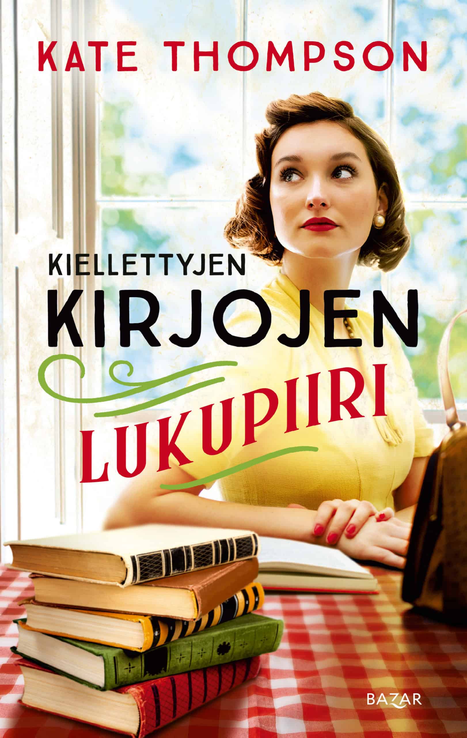 Kiellettyjen kirjojen lukupiiri -kirjan kannessa keltapuseroinen nainen istuu pöydän takana. Hänen edessään on kirjapino ja yksi avoin kirja.