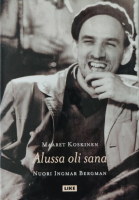 Alussa oli sana -kirjan kannessa on mustavalkoinen valokuva nuoresta Ingmar Bergmanista. Bergman hymyilee silmät sirrillään, suu auki hampaat näkyen, käsi leualla. Bergmanilla on päässään baskeri ja yllään avonainen takki ja sen alla musta paita.