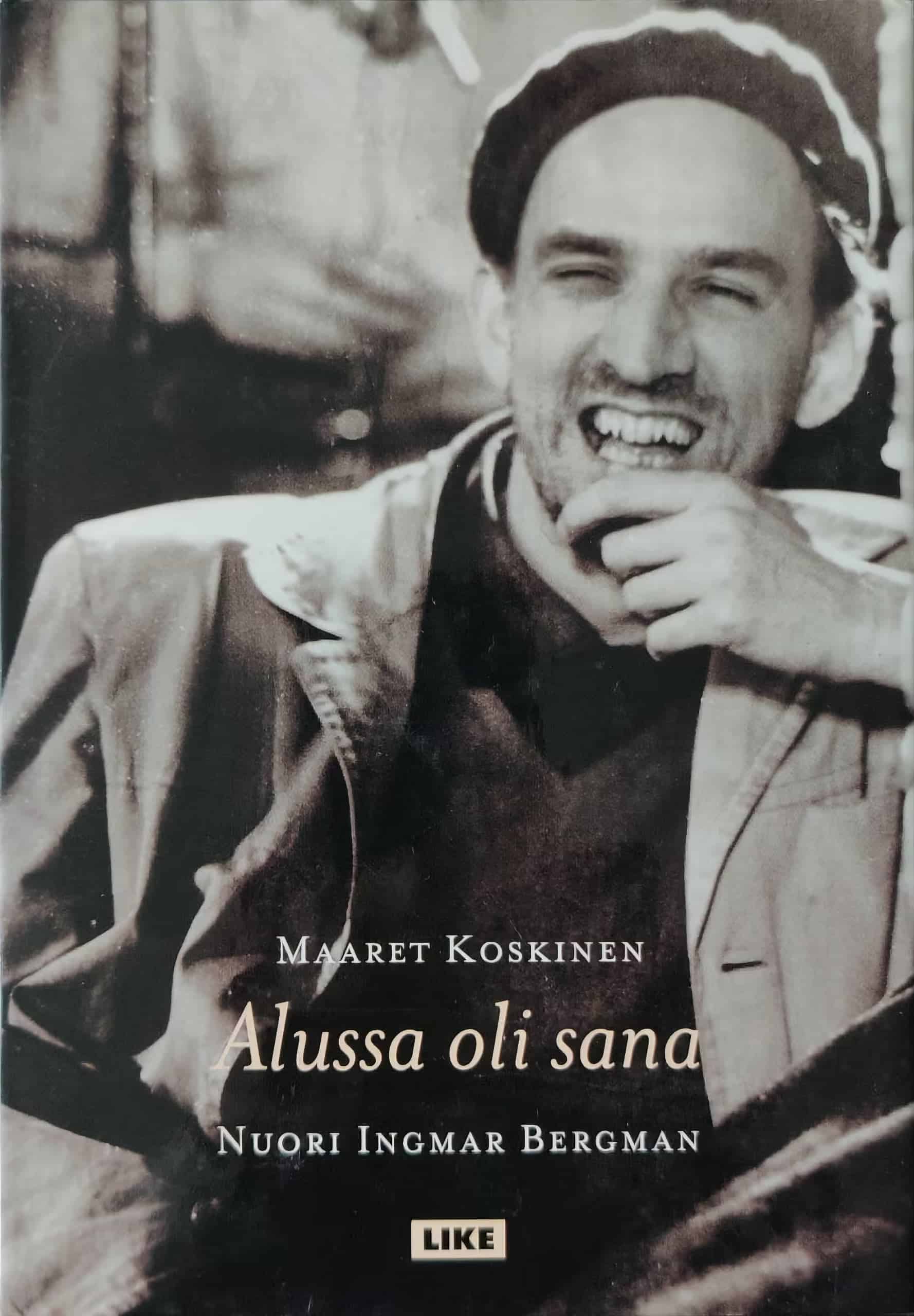 Alussa oli sana -kirjan kannessa on mustavalkoinen valokuva nuoresta Ingmar Bergmanista. Bergman hymyilee silmät sirrillään, suu auki hampaat näkyen, käsi leualla. Bergmanilla on päässään baskeri ja yllään avonainen takki ja sen alla musta paita.