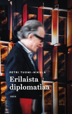 Erilaista diplomatiaa -kirjan kannessa on vähän sumea valokuva Petri Tuomi-Nikulasta sivuprofiilissa.