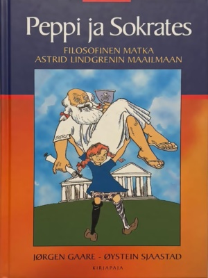 Peppi ja Sokrates -kirjan kannessa on piirros, jossa Peppi Pitkätossu nostaa Sokratesta ilmaan, taustalla antiikin Kreikan temppelirakennuksia.