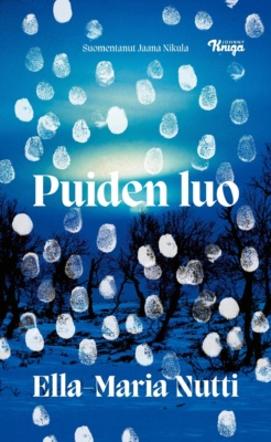 Puiden luo -kirjan kannessa on sinisävyinen öinen talvimaisema, jonka päällä on kuin lumihiutaleina valkoisia sormenjälkiä.
