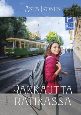 Rakkautta ratikassa -kirjan kannessa on punatakkinen nainen, jolla on harmaa reppu selässä ja kamera kaulassa. Hän seisoo jalkakäytävällä ja hymyilee kameralle. Kadun toisella puolella on helsinkiläinen kelta-vihreä raitiovaunu.