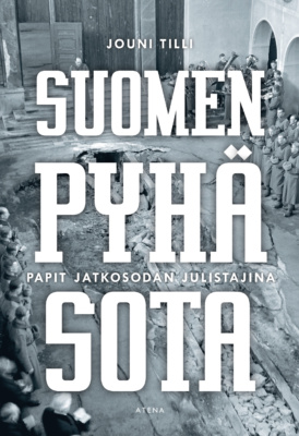 Suomen pyhä sota -kirjan kannessa on mustavalkoinen valokuva sotilaallisesta tilaisuudesta kirkolta näyttävässä rakennuksessa, jonka lattia on avoinna.