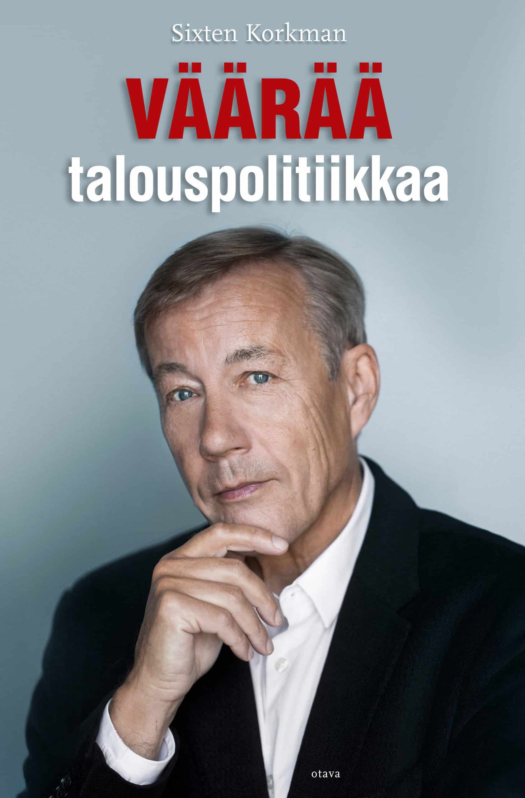Väärää talouspolitiikkaa -kirjan kannessa on valokuva Sixten Korkmanista pitelemässä leukaansa.