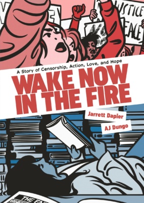 Wake Now in the Fire -kirjan kannessa on yläosassa punasävyinen piirros mielenosoittajista ja alareunassa sinisävyinen piirros kirjaa lukevasta makaavasta naisesta.