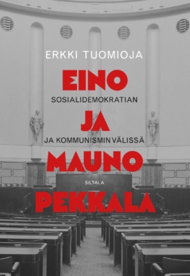 Eino ja Mauno Pekkala -kirjan kannessa on mustavalkoinen valokuva tyhjästä eduskuntatalon salista.