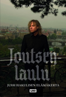 Joutsenlaulun kannessa on valokuva Jussi Hakulisesta, taustallaan joku eurooppalainen kaupunki.