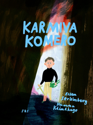 Karmivan komeron kannessa ovenraosta näkyy pieni poika, joka katsoo kohti lukijaa ja pitelee toisessa kädessään vihreää lelu-ukkelia ja toisessa pientä miekkaa.