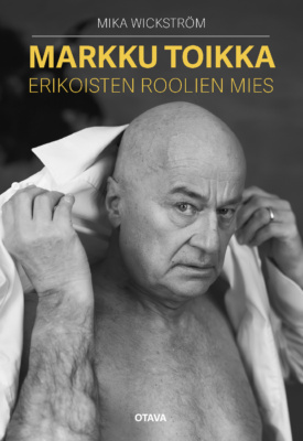 Markku Toikka -kirjan kannessa on mustavalkoinen valokuva Markku Toikasta pukeutumassa.