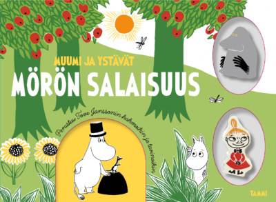 Mörön salaisuus -kirjan kannessa on piirros omenapuista ja Muumipapasta. Kahdessa ovaalinmuotoisessa kolossa ovat Mörkö ja Pikku Myy.