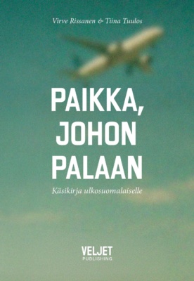 Paikka, johon palaan -kirjan kannessa on sumea valokuva lentokoneesta taivaalla.