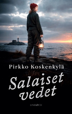 Salaiset vedet -kirjan kannessa on kuva tummiin vaatteisiin ja punaiseen pipoon pukeutuneesta naisesta kallioluodolla. Nainen katselee merelle kädessään myrskylyhty. Taustalla näkyy pieni majakkasaari.