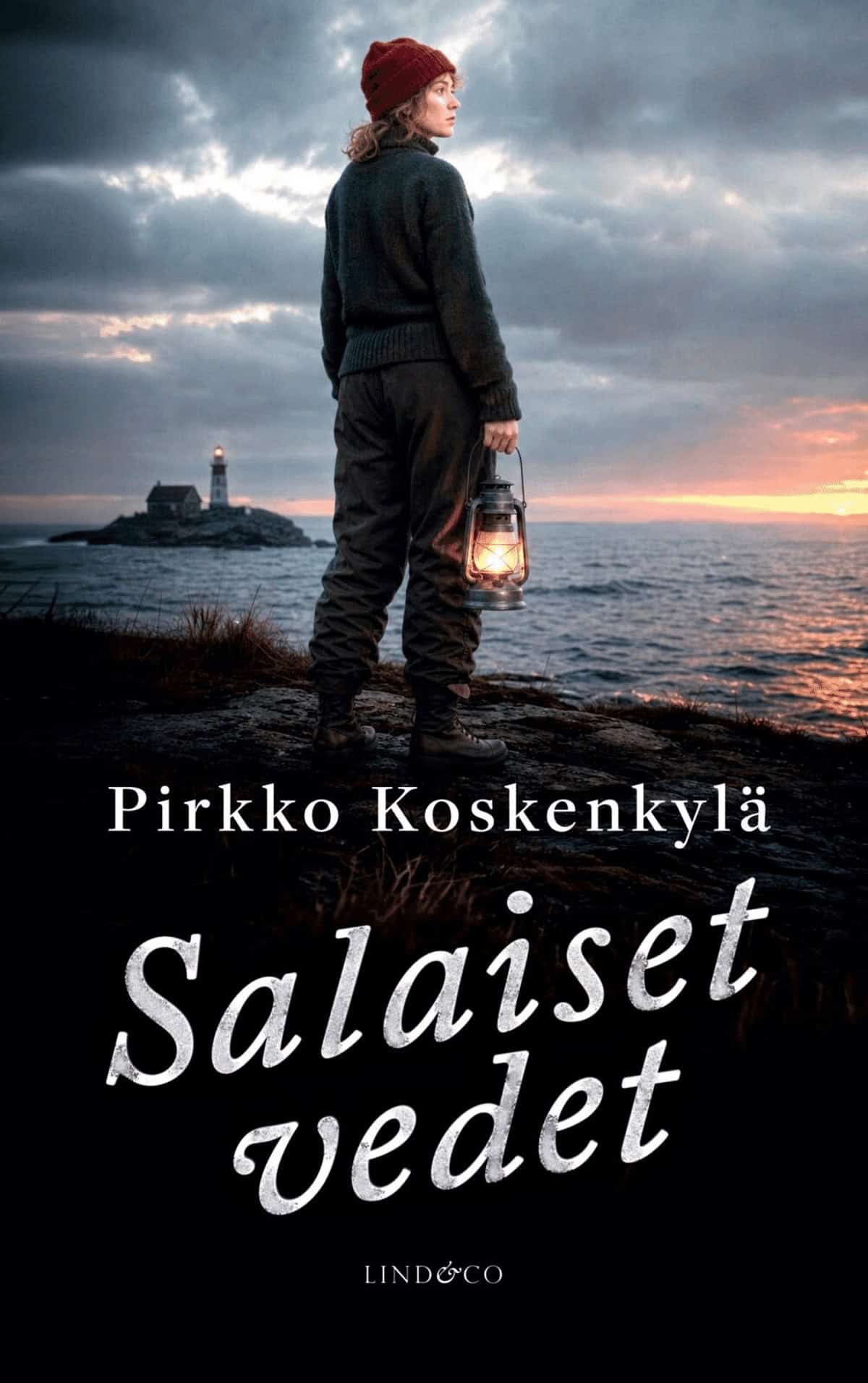 Salaiset vedet -kirjan kannessa on kuva tummiin vaatteisiin ja punaiseen pipoon pukeutuneesta naisesta kallioluodolla. Nainen katselee merelle kädessään myrskylyhty. Taustalla näkyy pieni majakkasaari.