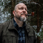 Tuomas Lius piippu suussa lumisessa metsässä