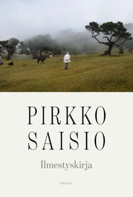 Ilmestyskirjan kannessa on valokuva valkoiseen takkiin pukeutuneesta Pirkko Saisiosta kävelemässä usvaisella niityllä, jossa on käppyräisiä puita, lehmiä ja lampaita.