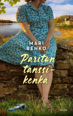 Pariton tanssikenkä -kirjan kannessa kesämekkoinen nainen istuskelee kiviaidalla. Naisella on paljaat jalat ja hänen vierellään on yksi sininen kenkä. Taustalla näkyy keltainen puutalo.