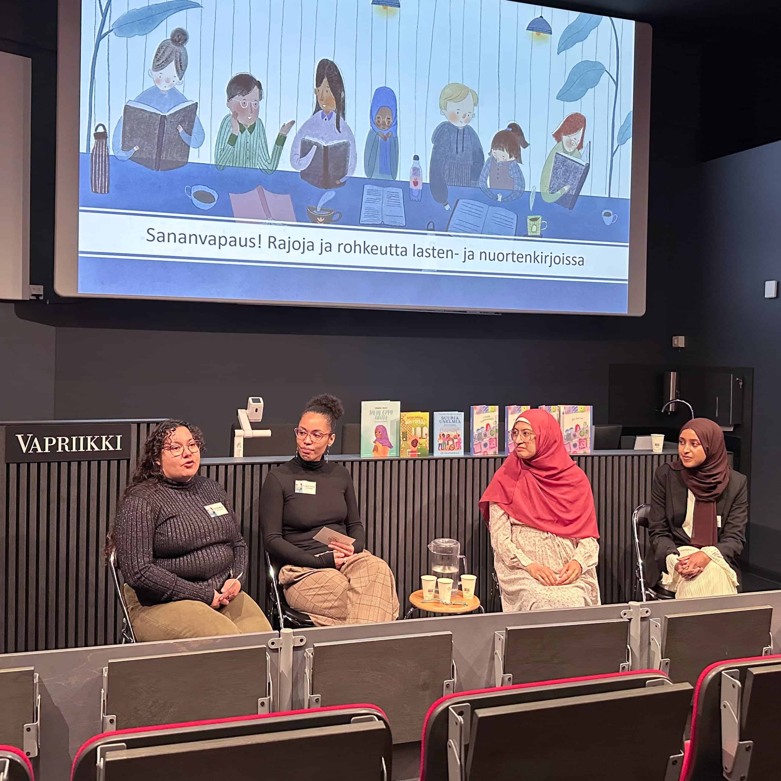 POC-keskustelun osallistujat: Téri Zambrano, Aracelis Correa, Maryam Abuzaid-Ryu ja Salaado Qasim Vapriikin auditoriossa.